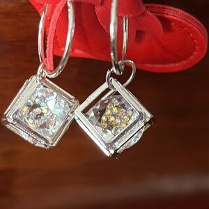 🎁Elegant Hoop Earrings w/ silver opened square a crystal inside on top Diamond